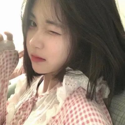 四个孩子走进银行